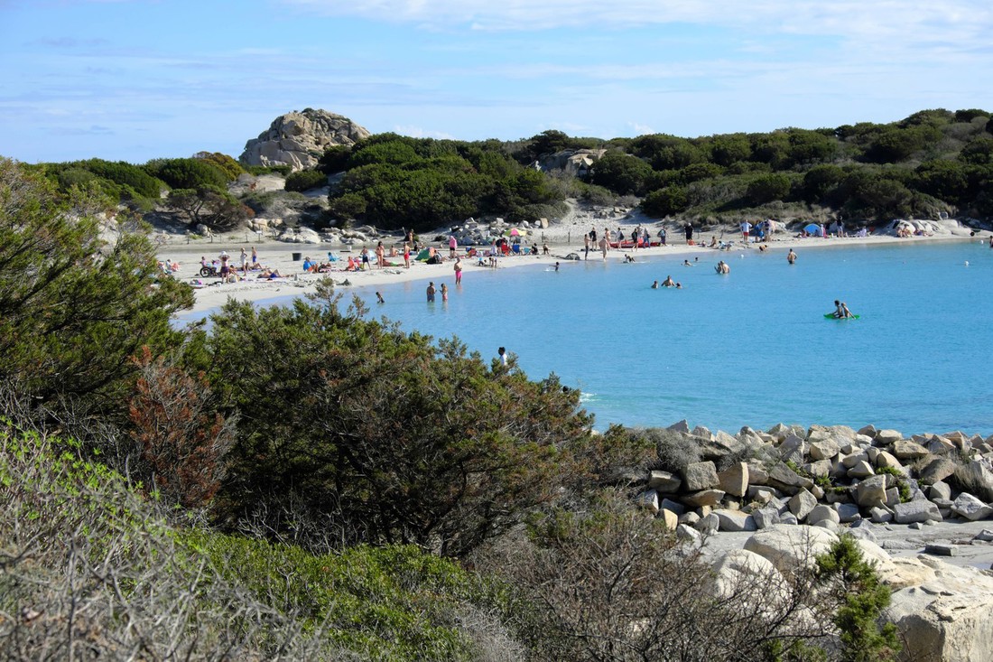 Na plaži na Sardiniji uvedena zabrana suncobrana za osobe od 10 do 65 godina