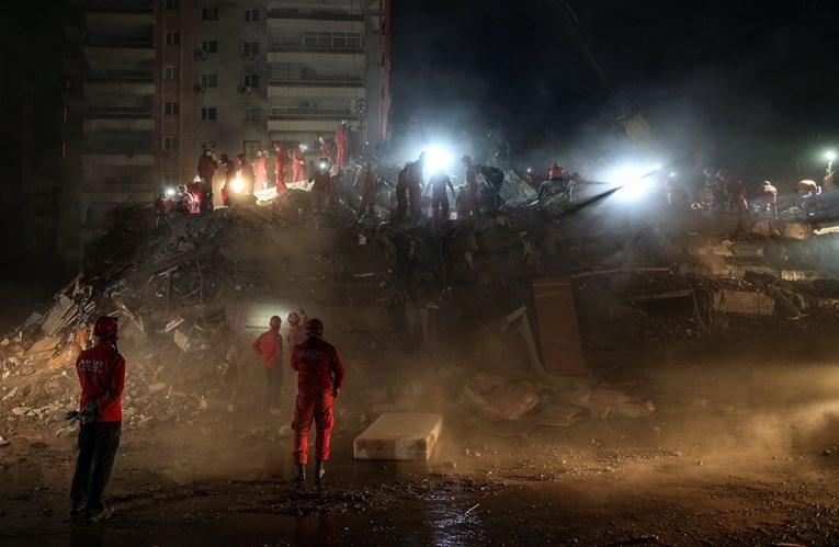 Čovjeku pod ruševinama u Turskoj dvoje djece: "Situacija je loša, nadamo se čudu"
