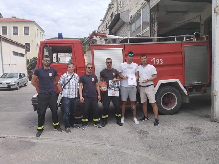 Vatrogasci iz Dugog Rata poklonili cisternu kolegama koji su imali tešku nesreću