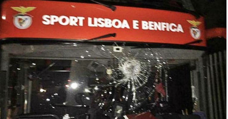 Huligani kamenovali Benficin autobus, razbijeno staklo srpskog napadača