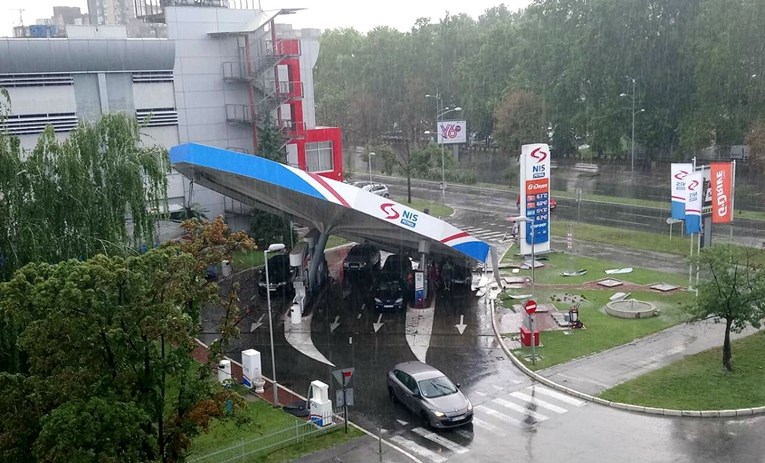 FOTO Velika oluja pogodila Novi Sad, urušila se benzinska crpka