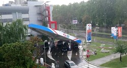 FOTO Velika oluja pogodila Novi Sad, urušila se benzinska crpka