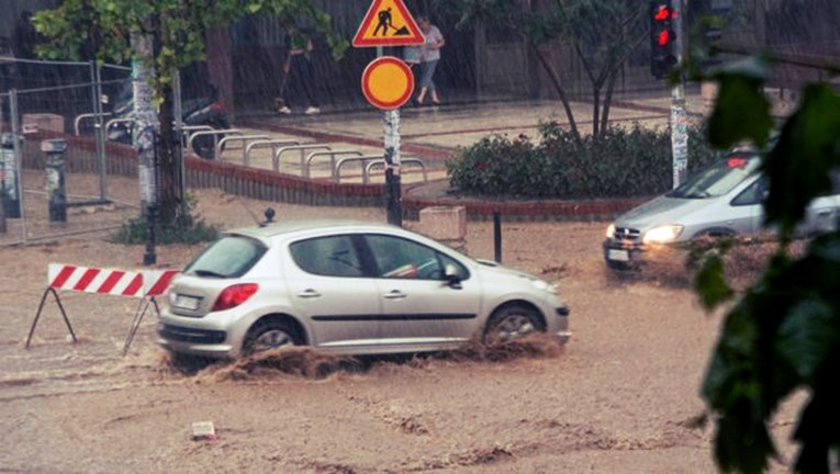 VIDEO Oluja potopila Beograd: Poplavljeno je 20 vrtića, ne voze tramvaji