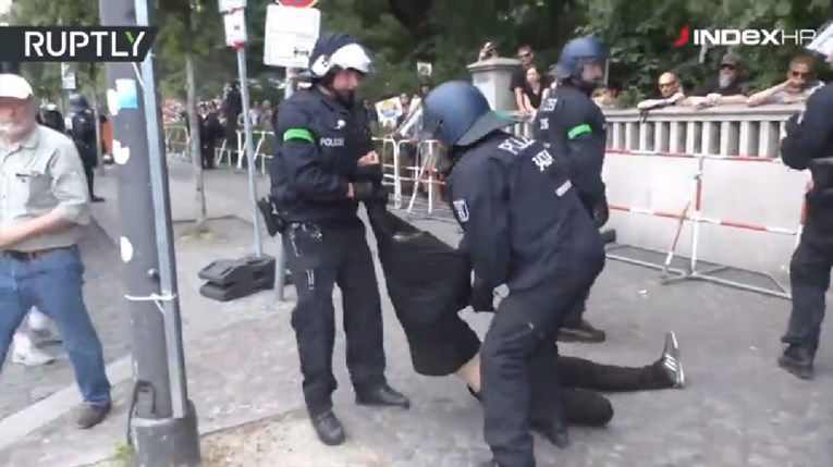 Policija uhitila prosvjednika u Berlinu, pogledajte snimku