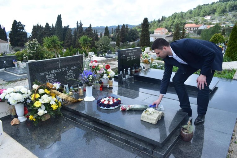 Bernardić skuplja političke poene na grobu Olivera Dragojevića