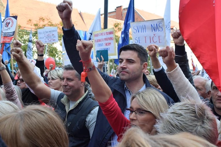Bernardić je bio na prosvjedu protiv mirovinske reforme. Pogledajte mu slike
