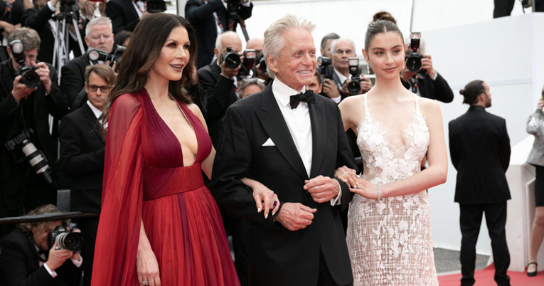 Catherine Zeta Jones i Michael Douglas u Cannesu pozirali s lijepom kćeri