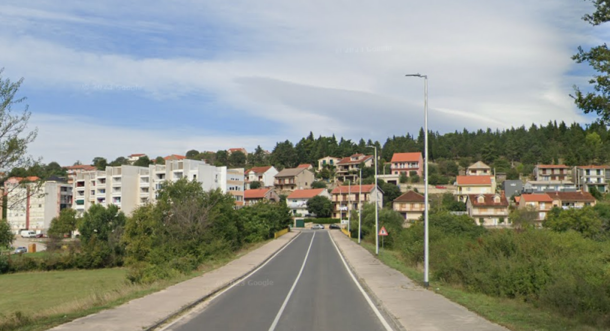 Drogirani 22-godišnjak autom sletio s ceste u Drnišu i teško se ozlijedio