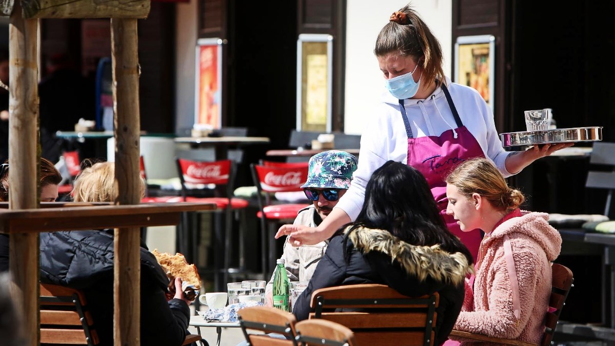 Ugostitelji zadovoljni odlukom Stožera o produljenju rada do ponoći