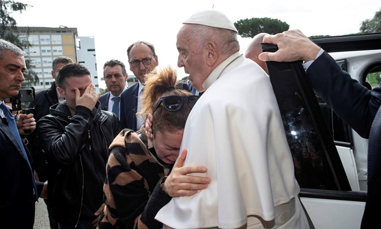 Papa nakon izlaska iz bolnice tješio roditelje kojima je sinoć umrla kći