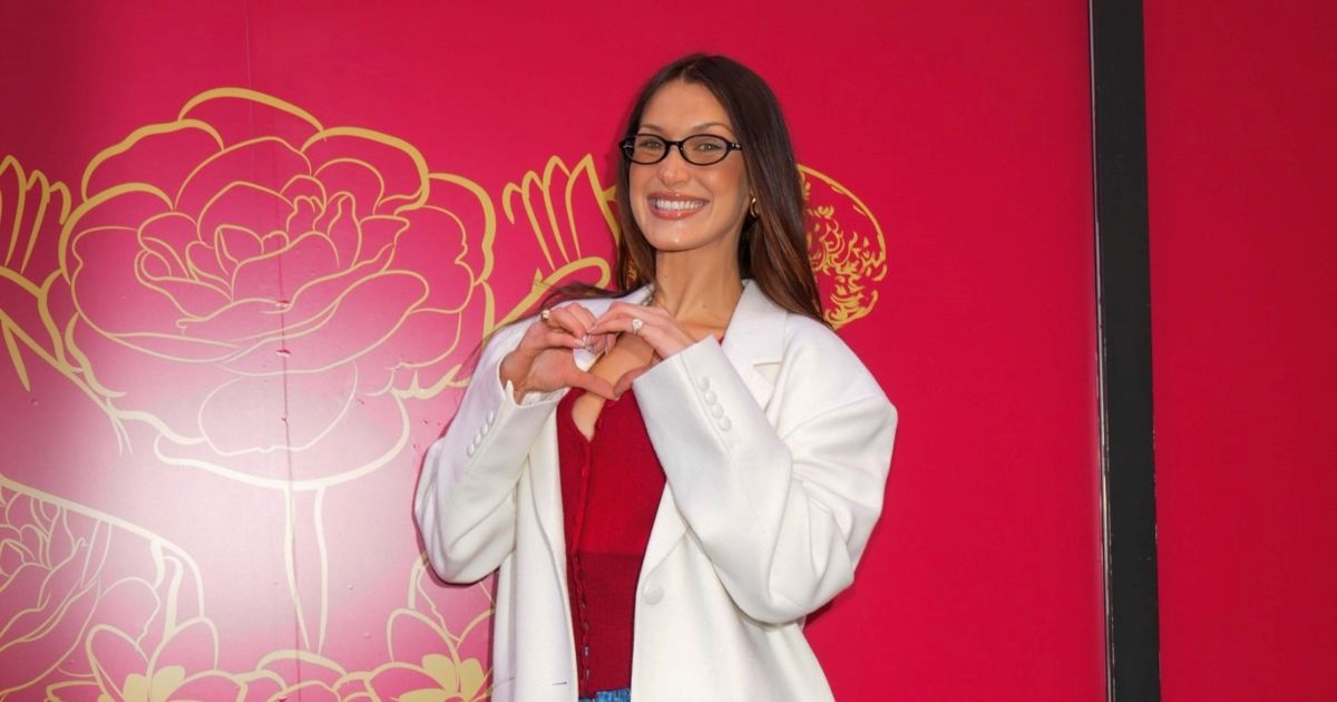 Bella Hadid majstorski je iskombinirala blagdanske boje