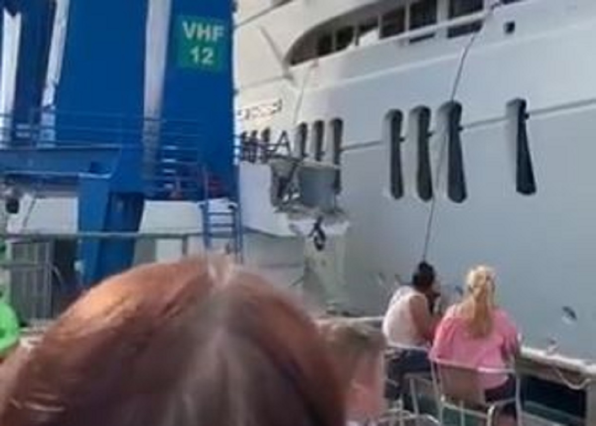Jahta se zabila u kabinu, snimka postala hit zbog reakcija žena za stolom