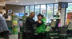 Fotografija prodavačice koja plače obišla je internet: "Kupci ih maltretiraju"