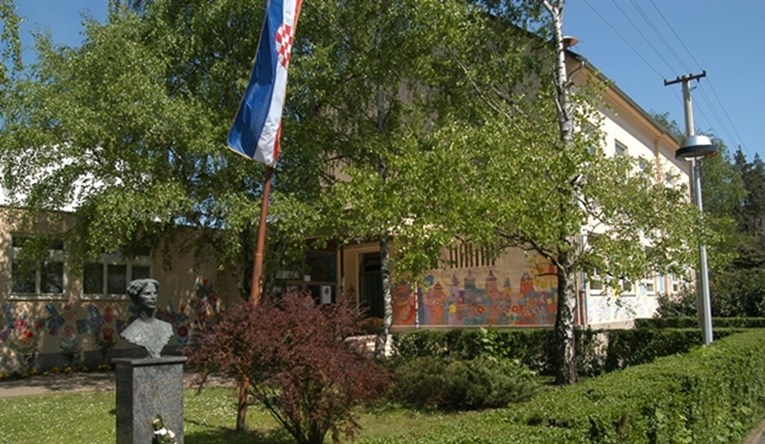 Učitelj u Slavonskom Brodu pijan razbijao po školi, prijavili ga roditelji