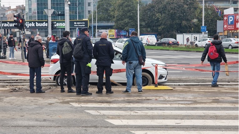 FOTO Taksi u Zagrebu upao u rupu od radova