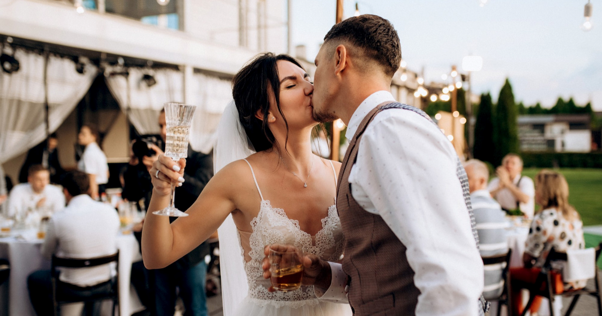 Mladenci tražili da gosti plate večeru, ljudi ogorčeni: "Grozno ponašanje"