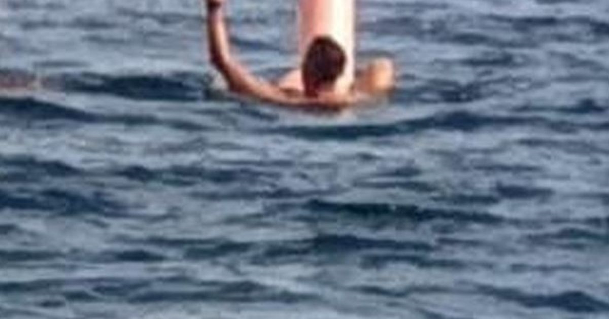 Muškarac u Dalmaciji zabavljao se u moru s 18+ luftićem, fotka je hit na Fejsu