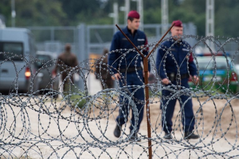 U tajnom tunelu ispod mađarske granice sa Srbijom pronađeni migranti