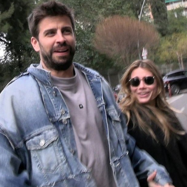 Pique u društvu djevojke poludio na novinara zbog jednog pitanja pa ga skoro pregazio