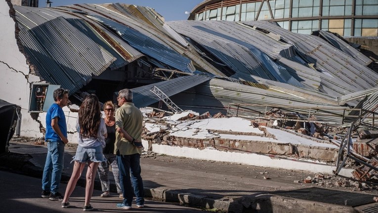 Jaka oluja u Argentini i Urugvaju. Vjetar srušio zid, čupao stabla, poginulo 16 ljudi