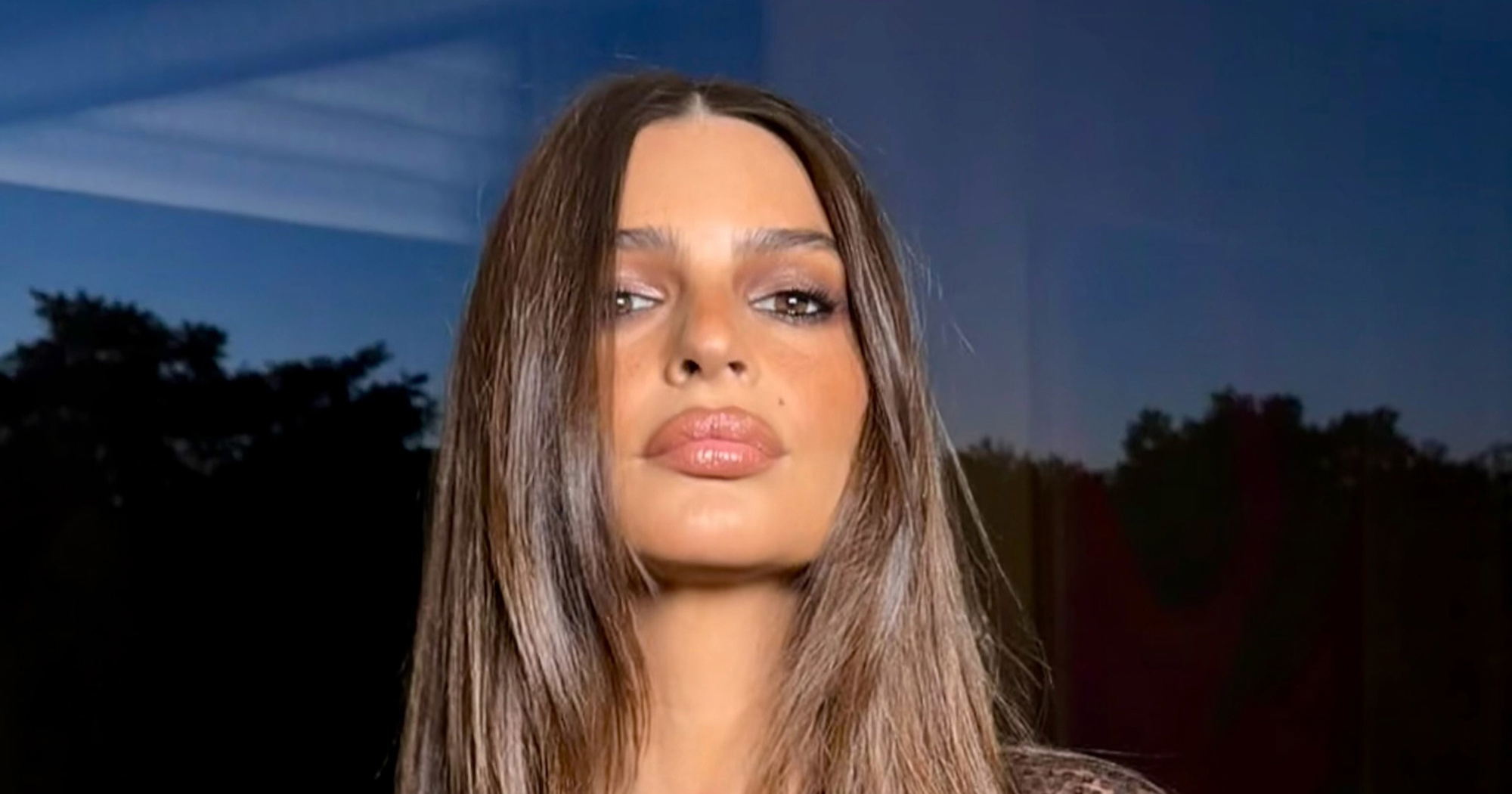 FOTO Emily Ratajkowski u prozirnoj haljini pokazala grudi i tange