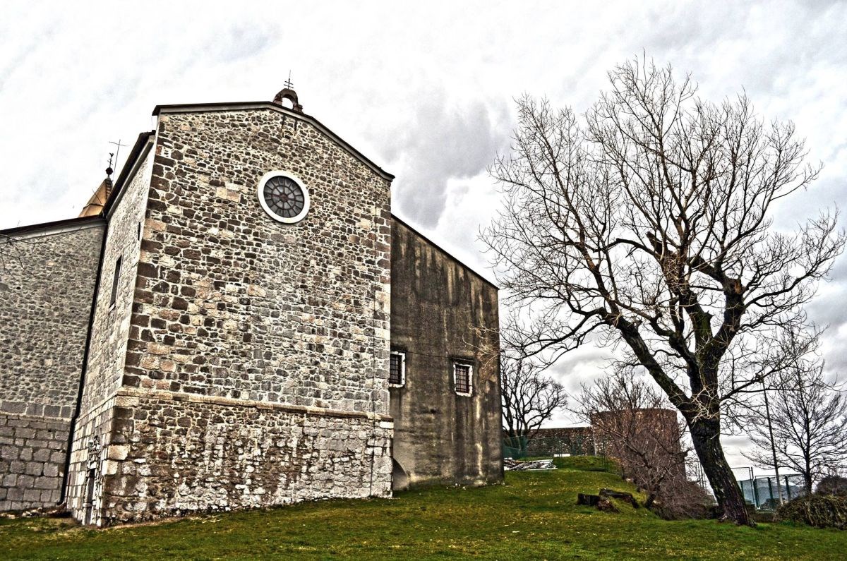 Lažni svećenik obilazi kuće i nudi blagoslov domova na Grobniku