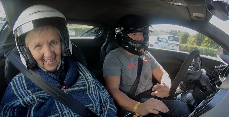 VIDEO Najkul baka ima 80 godina i vozi se Nürburgringom brže od 300 km/h