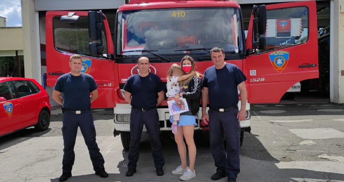Vatrogasci spasili psa na Sveučilišnoj bolnici, malena Rita im zahvalila slatkišima