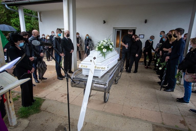 Obitelj i brojni prijatelji se oprostili od Ene Šarac: "Njena ljubav je pobijedila"