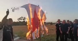 VIDEO U Vinkovcima zapaljena crvena petokraka