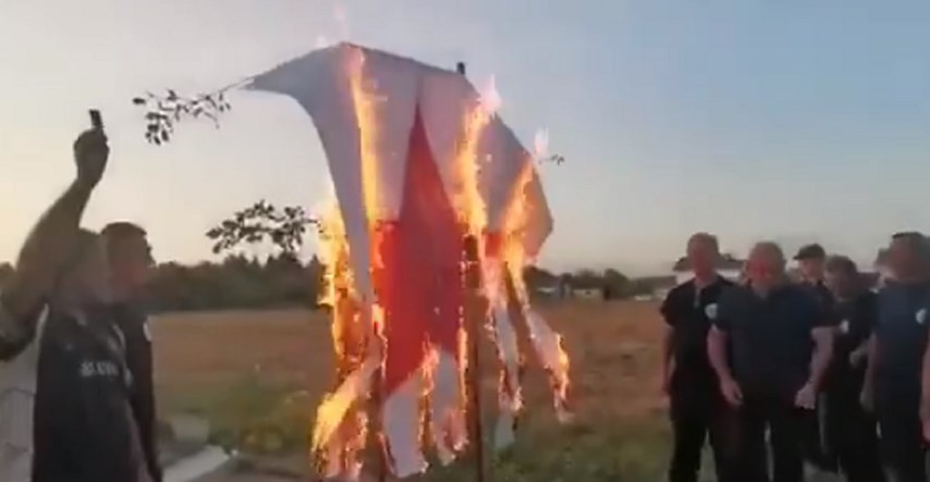 VIDEO U Vinkovcima zapaljena crvena petokraka