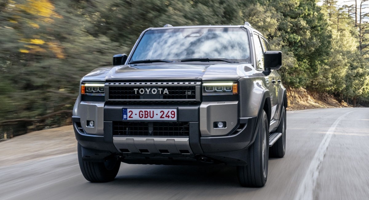 Toyota predstavila prvi elektrificiran Land Cruiser