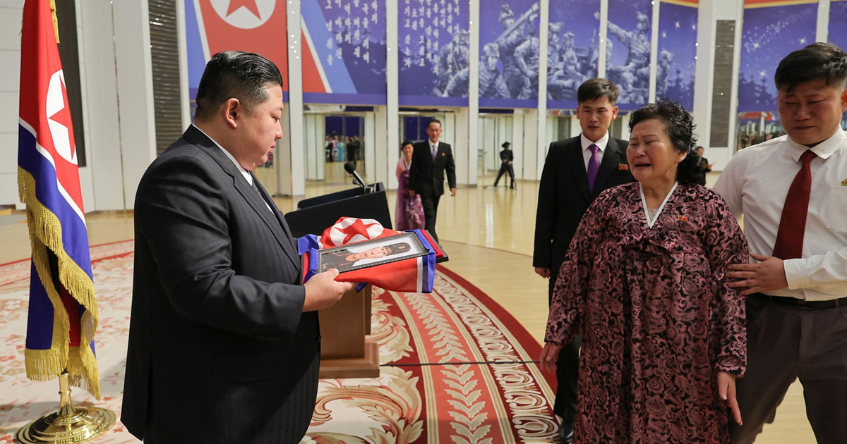 Kim Jong-un obiteljima poginulih vojnika dijelio njihove portrete umotane u zastavu