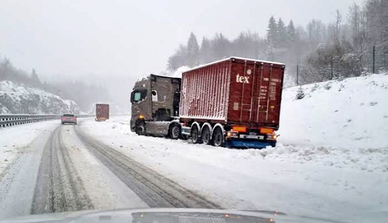 Snijeg izazvao kaos na autocestama. DHMZ najavljuje i do 50 cm, evo kada i gdje