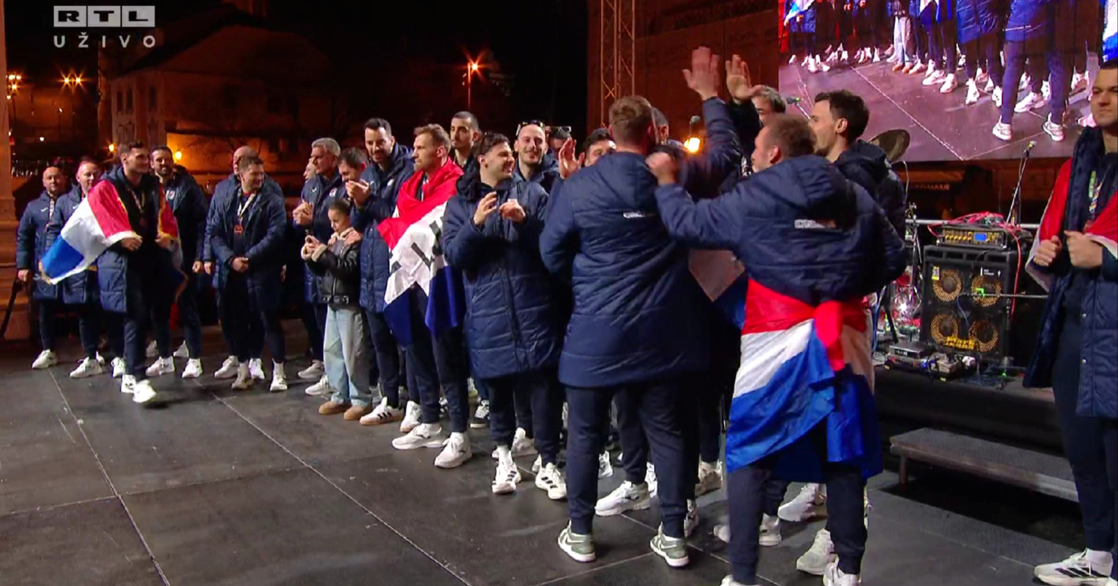 UŽIVO Rukometaši se penju na pozornicu, Trg im skandira. Marko Mamić se nije pojavio