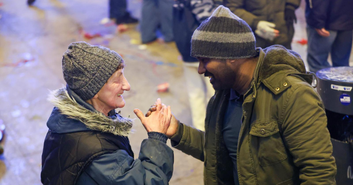 Prolaznik pomogao starici skupljati boce nakon dočeka, ona ga s osmijehom zagrlila
