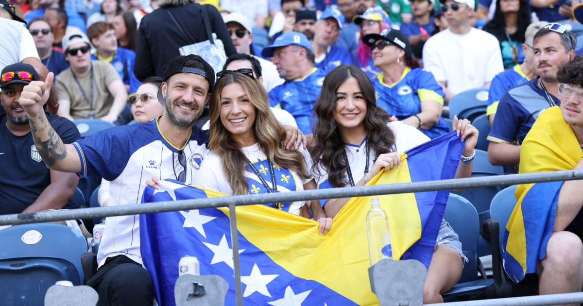 FOTO Na tribinama je živopisno kao i na terenu. Pogledajte ljepotice koje bodre BiH