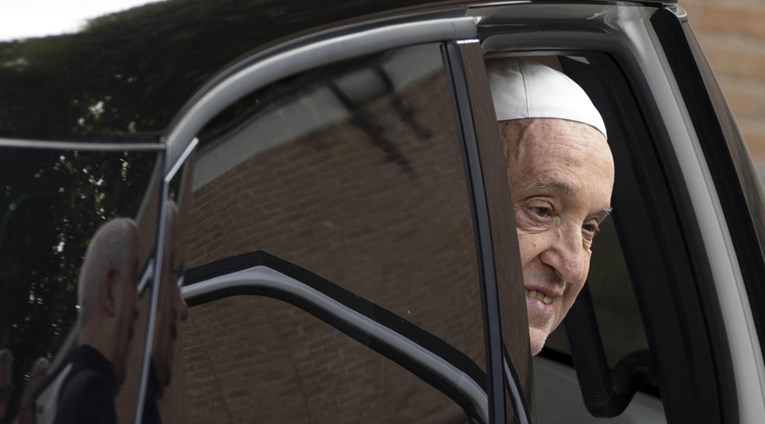 Papa Franjo se ispričao jer je LGBT osobe nazvao peder*inama