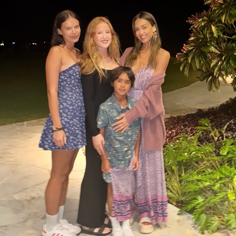 Jessica Alba nakon razvoda objavila fotke s odmora, s djecom uživala na Havajima