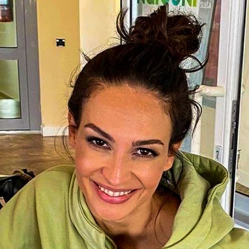 Trudna Monika Kravić pozirala u badiću na plaži i pokazala kako izgleda bez šminke