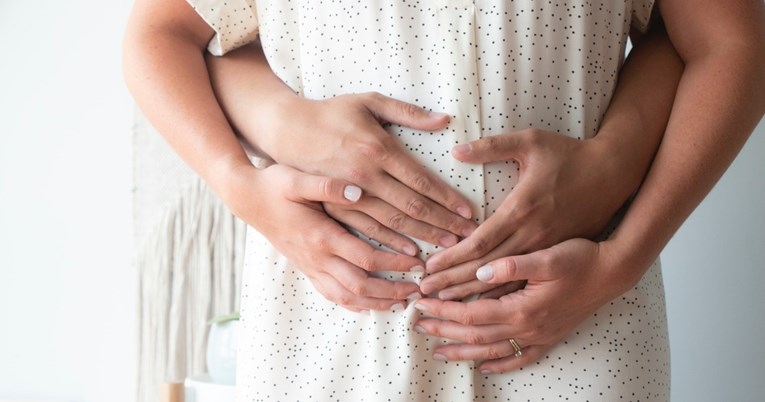 Evo kako partner može pomoći ženi da se osjeća ugodno i smireno tijekom porođaja