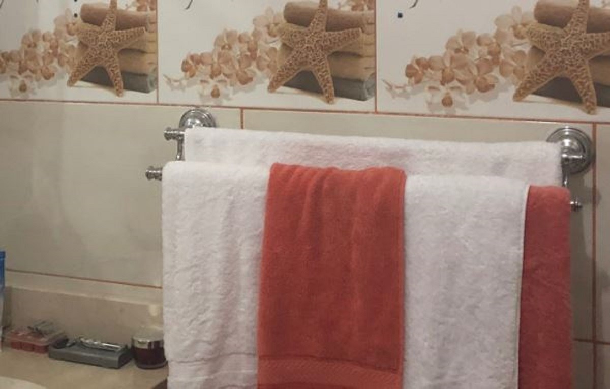 Cura slikala tetkinu kupaonicu, fotke postale hit zbog natpisa na pločicama