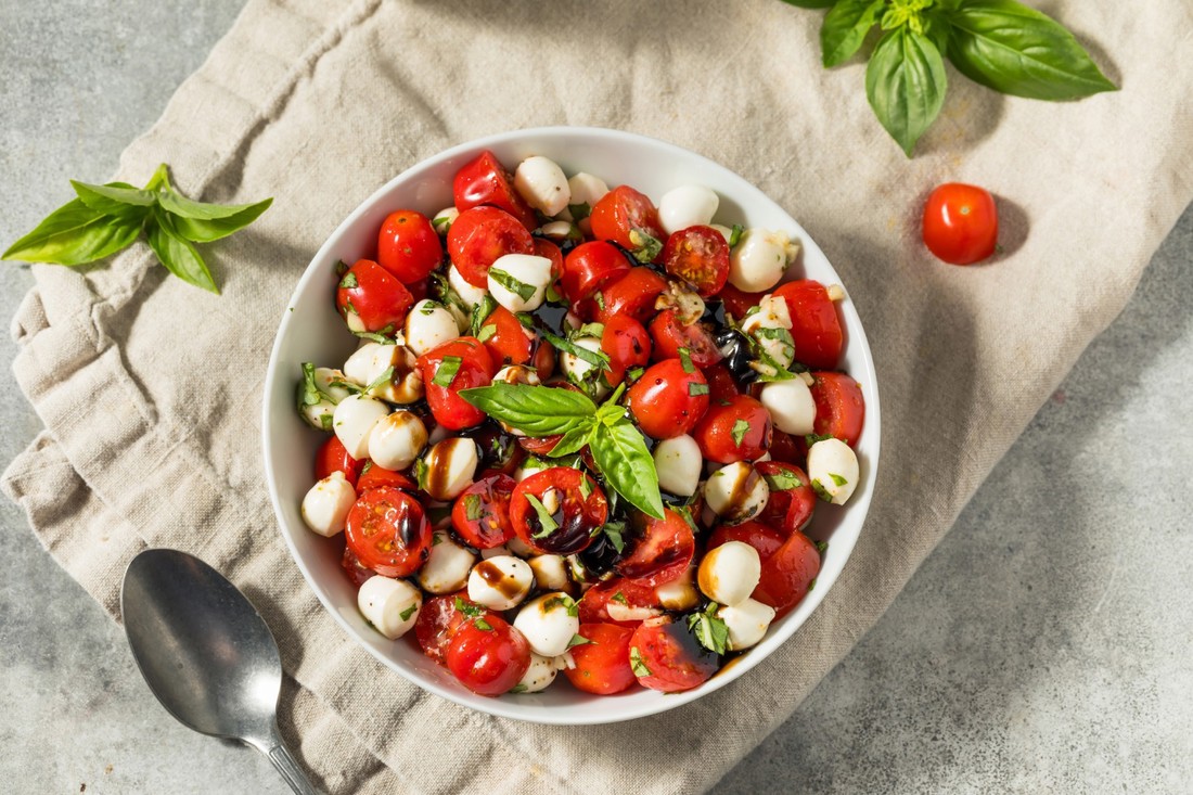 Brza i osvježavajuća Caprese salata gotova za 15 minuta, radit ćemo je cijelo ljeto