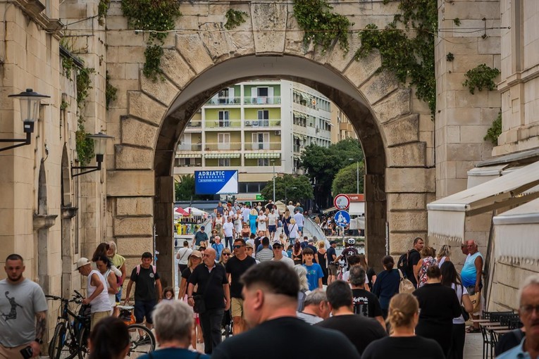 Ljudi diljem svijeta imaju istu naviku dok hodaju. Znanstvenici: Neočekivano je