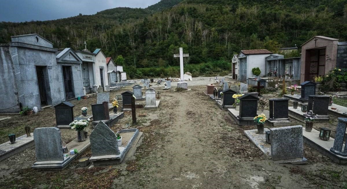 Groblje u Italiji otklizalo u more, stanovnike šokirali lijesovi u moru