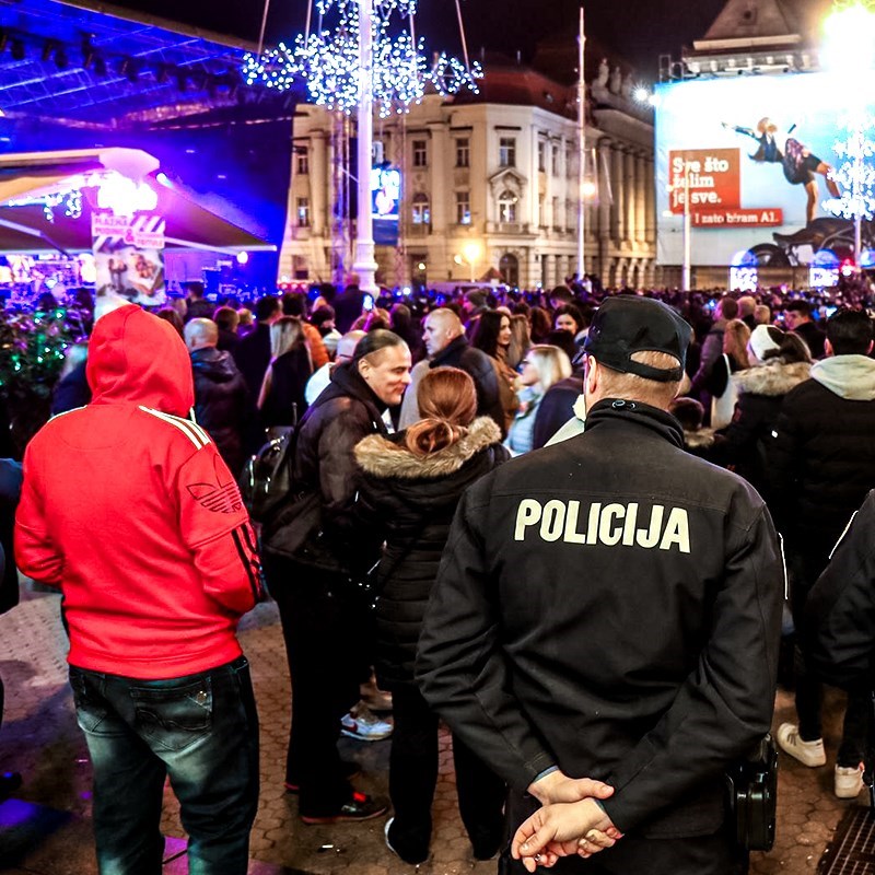 Širi se priča da su stranci pipkali curice na dočeku. Policija: Nitko nije dojavio