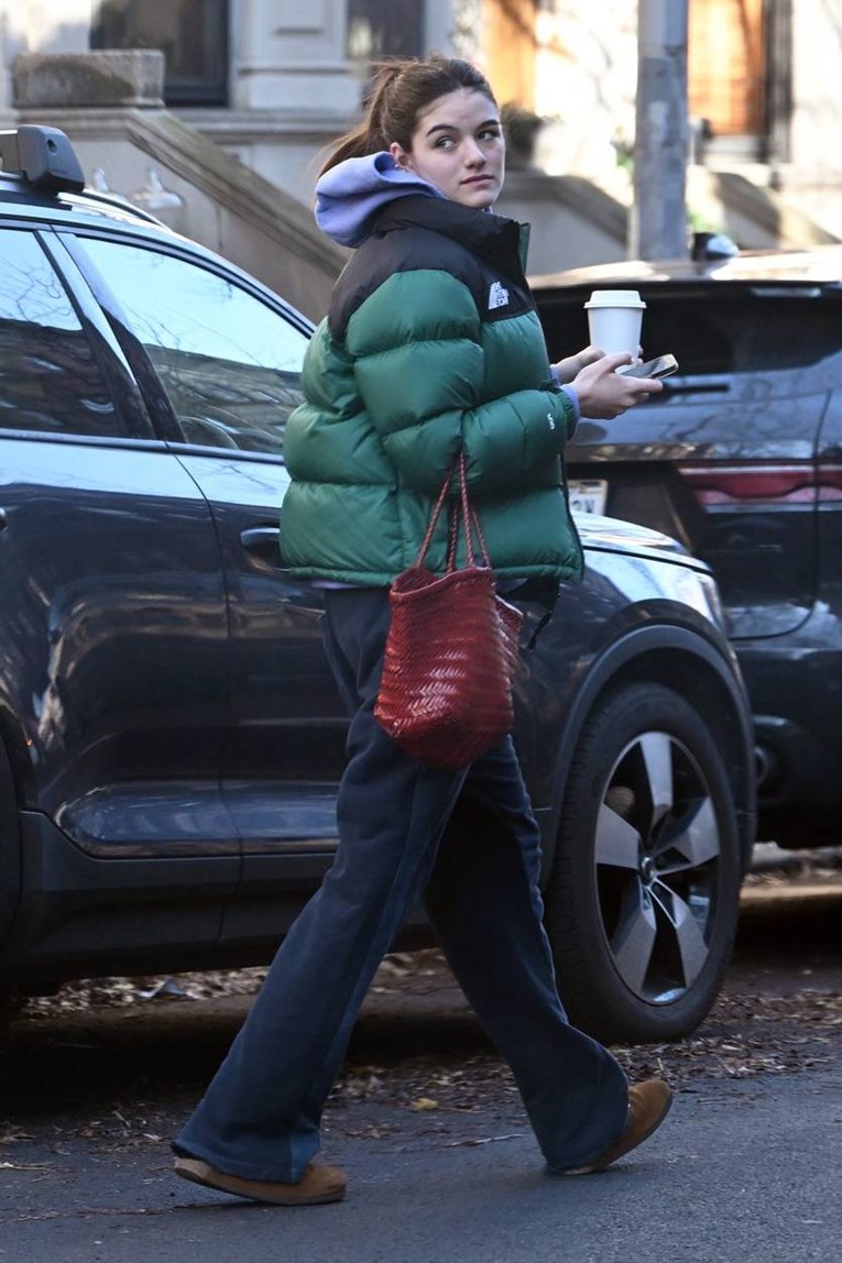 Kći Toma Cruisea snimljena s majkom u javnosti nakon dugo vremena