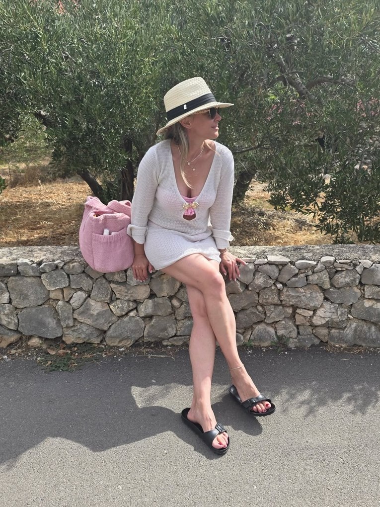 Mirna Maras nosi Birkenstockice koje su idealne za plažu - koštaju 45 eura