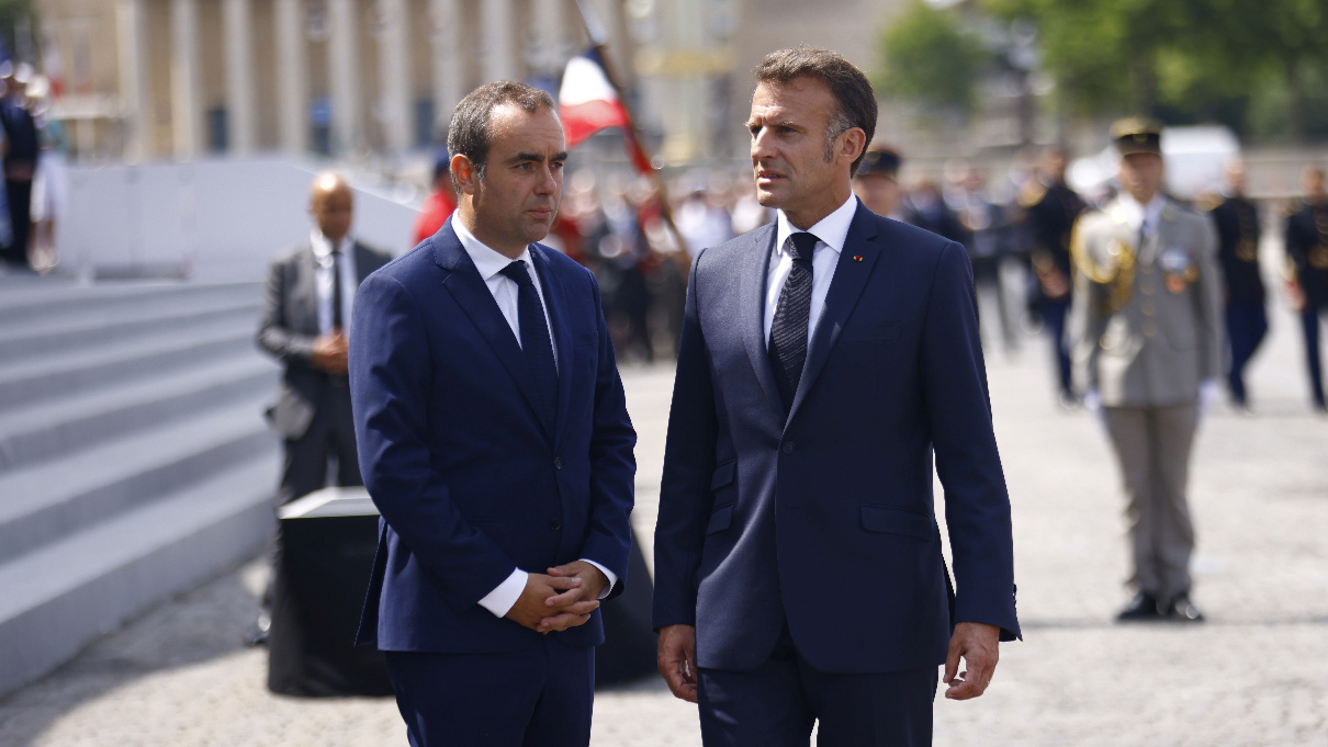 Macron zadužio odlazećeg premijera za posljednje pregovore za okončanje krize