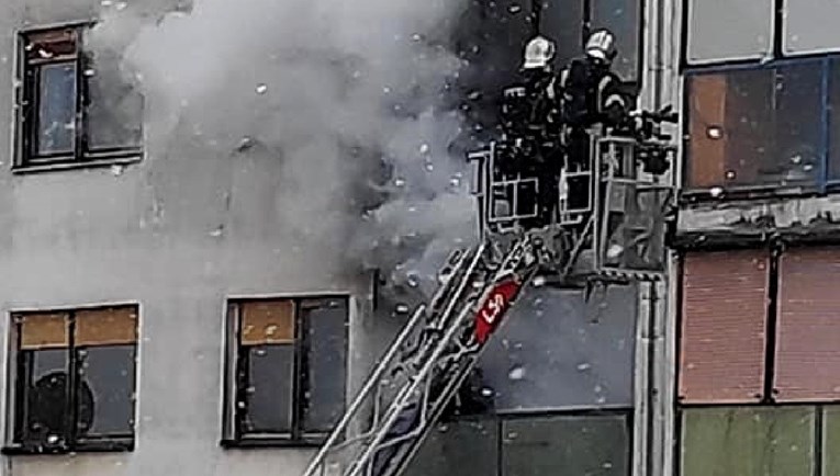 VIDEO Gori stan u Zagrebu, vatrogasci gase požar